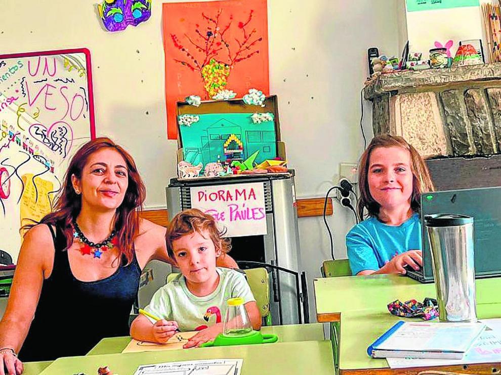 La maestra Milagros García-Calvo, con los dos alumnos de Paúles de Sarsa: Laura y Kelian.