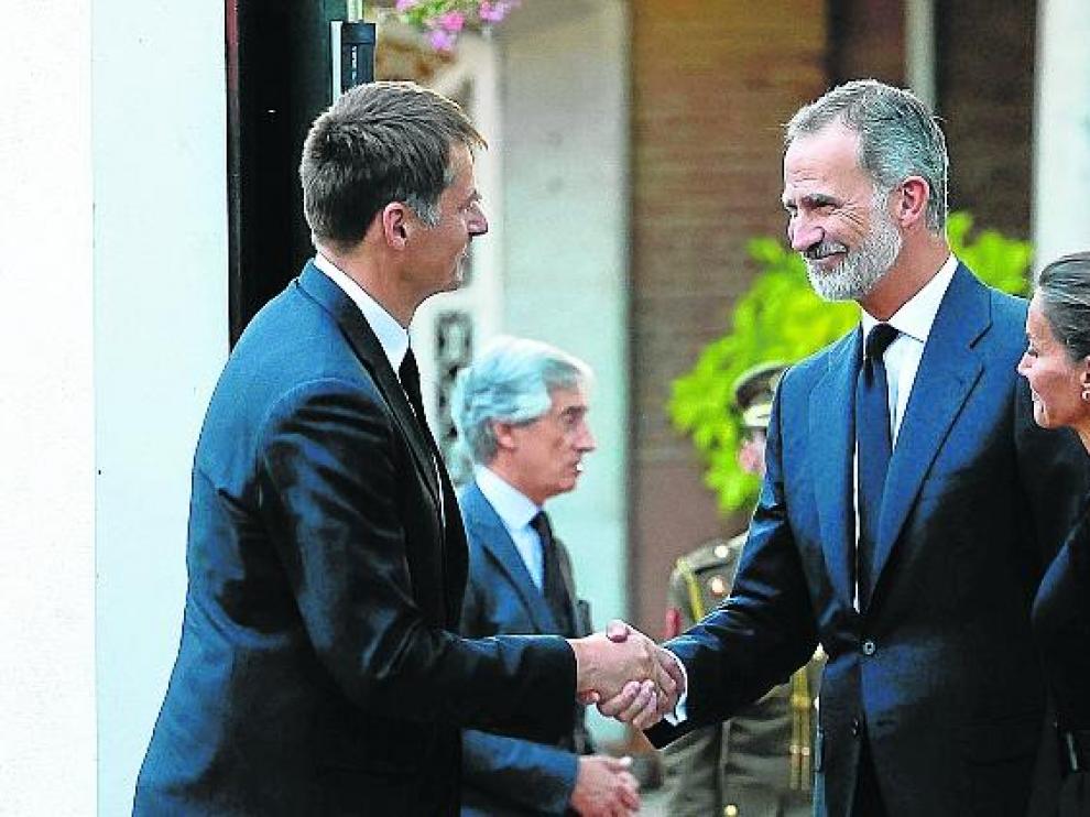 Los reyes don Felipe y doña Letizia saludan el embajador de Reino Unido en España, Hugh Elliott.