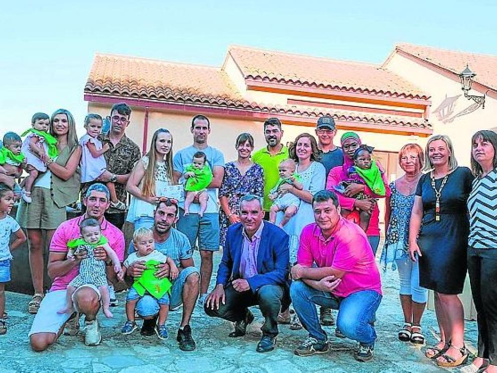El vecindario de Alcolea reunido en su primer día de prefiestas, durante el pasado domingo.