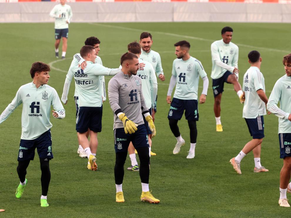 Los jugadores de España, durante el entrenamiento de este lunes en El Alcoraz.