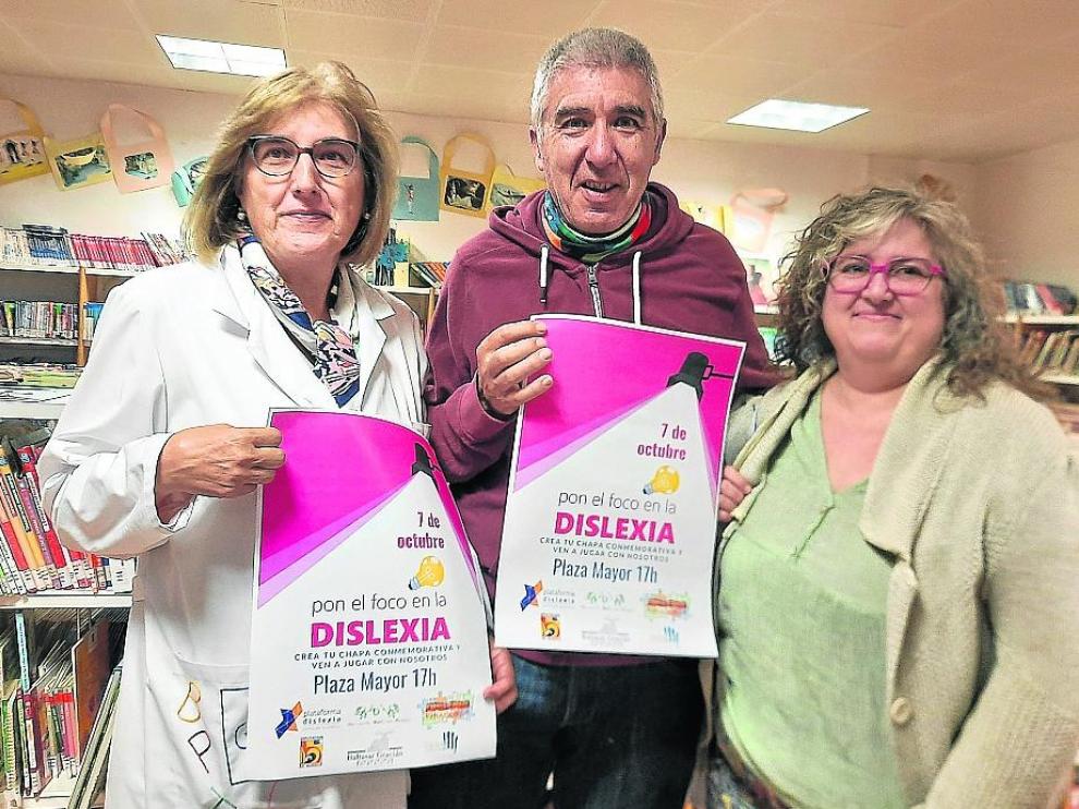 Pepa Mur, Miguel Gamboa y Susana Pérez, en la Biblioteca de Graus.