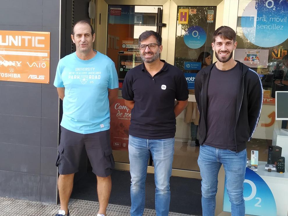 Jose Nolasco, David Justes y Gerard Carmona, delante de la tienda de Unitic.