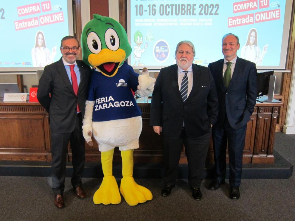 De izquierda a derecha, Rogelio Cuairán, junto a la mascota, el pato Quino, Manuel Teruel y Alberto J. López.