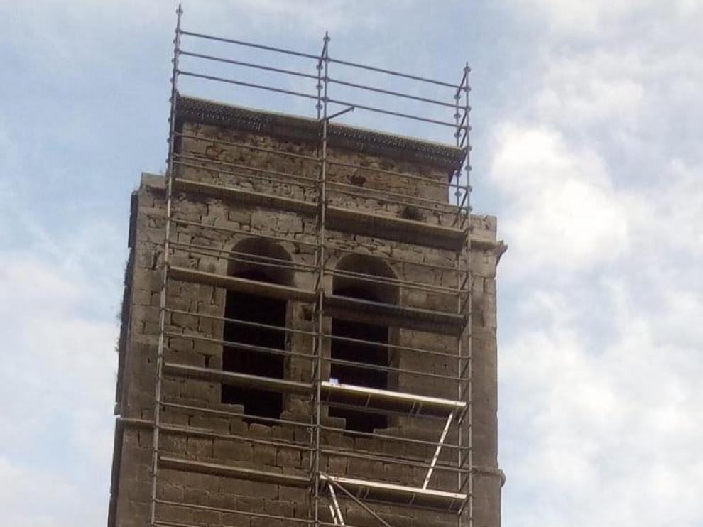 La torre de la iglesia de Mediano está estos días con andamios para llevar a cabo la reparación de su cubierta.