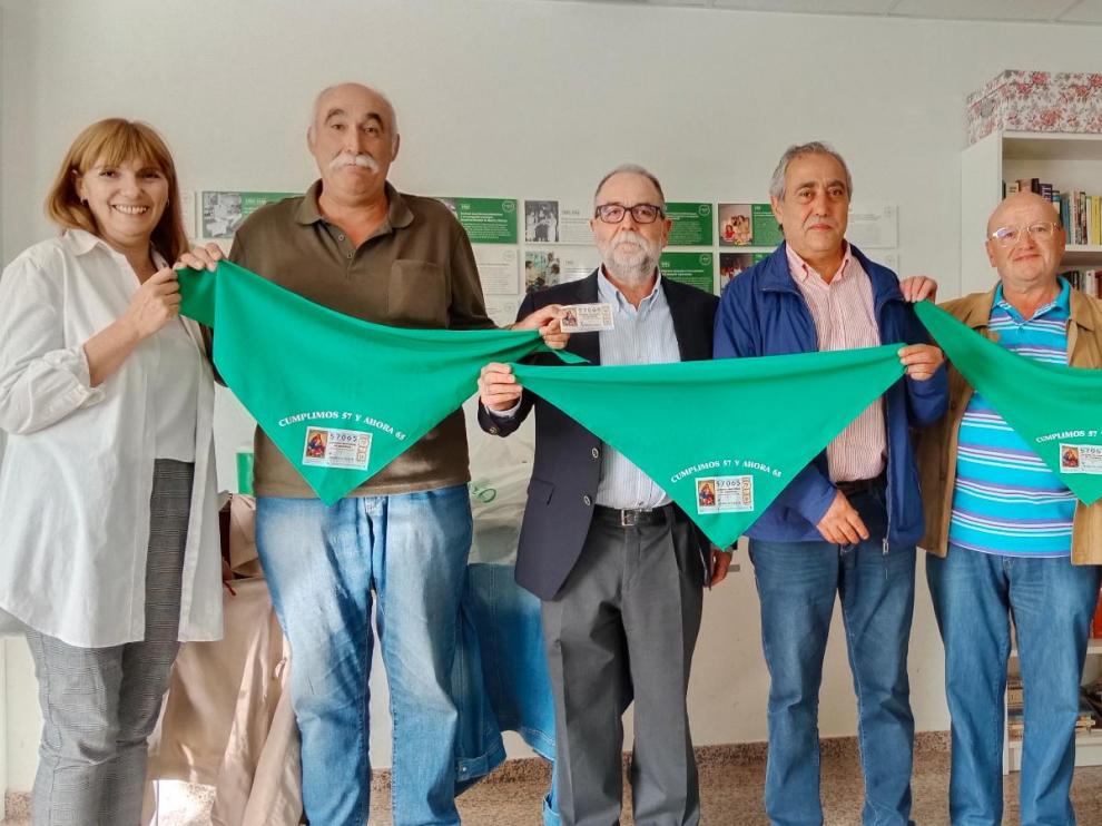 Presidente y miembros de la Asociación Española contra el Cáncer junto a los representantes de la Generación del 57.