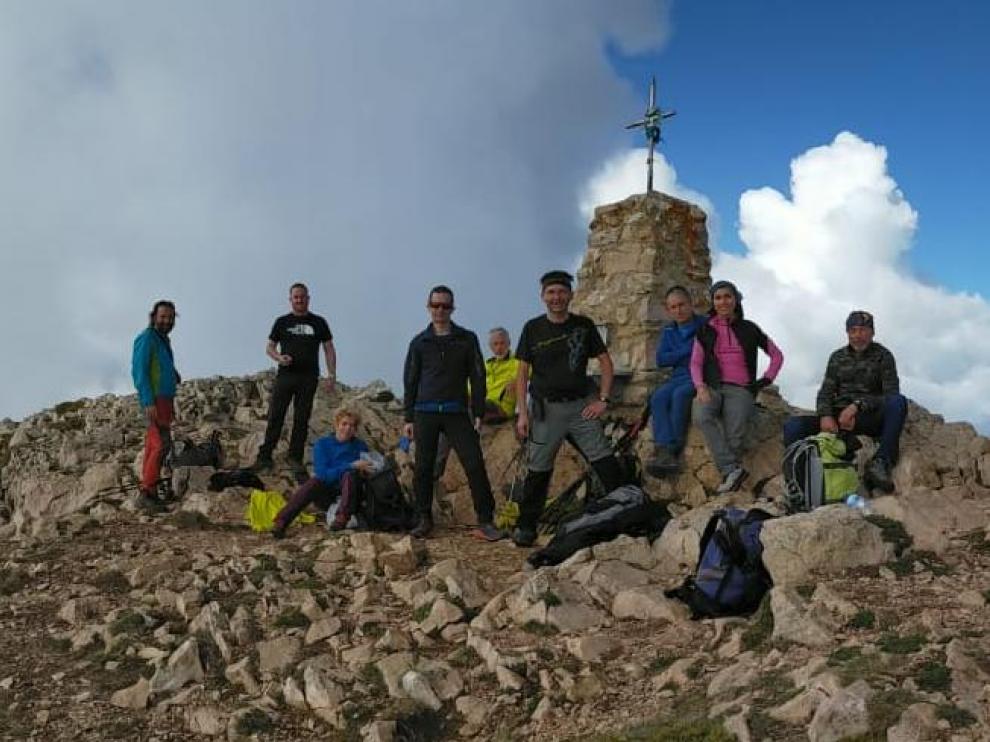 Los montañeros, en los mojones cimeros