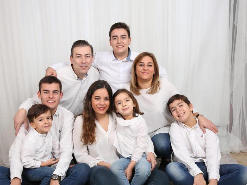 Óscar y Ana Belén con sus hijos: María (23 años), Pablo (21), Juan (17), Mateo (13), Anica (7) y Martín (6).