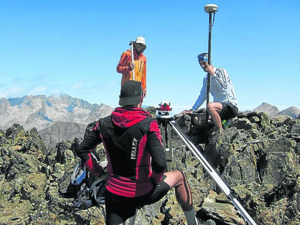El grupo de topógrafos durante la medición del pico Arnales, el pasado mes de julio.