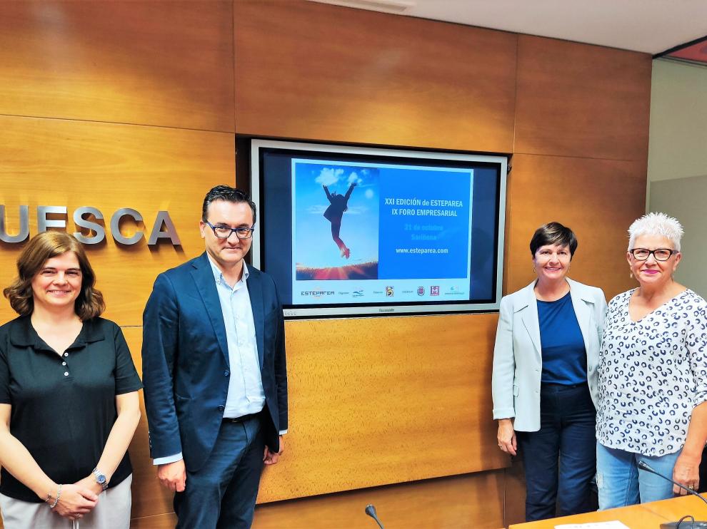 Montse Ordovás, Roque Vicente, Olga Brosed y María Jesús Laguna en la presentación de Esteparea 2022.