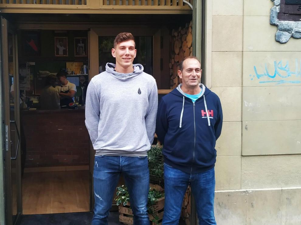 Janez Gucek y José Nolasco, en la puerta de la Pizzería La Giara.