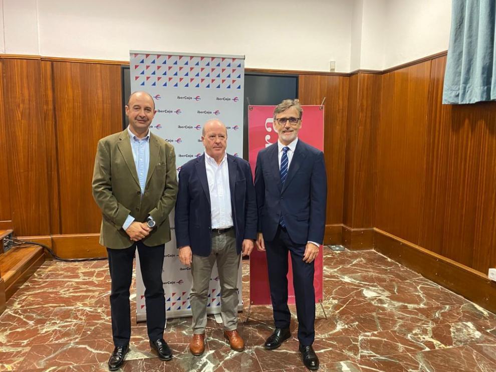 Ignacio Viñules, Marcos Sanso y José María Coiduras ayer en la presentación del Informe Económico.