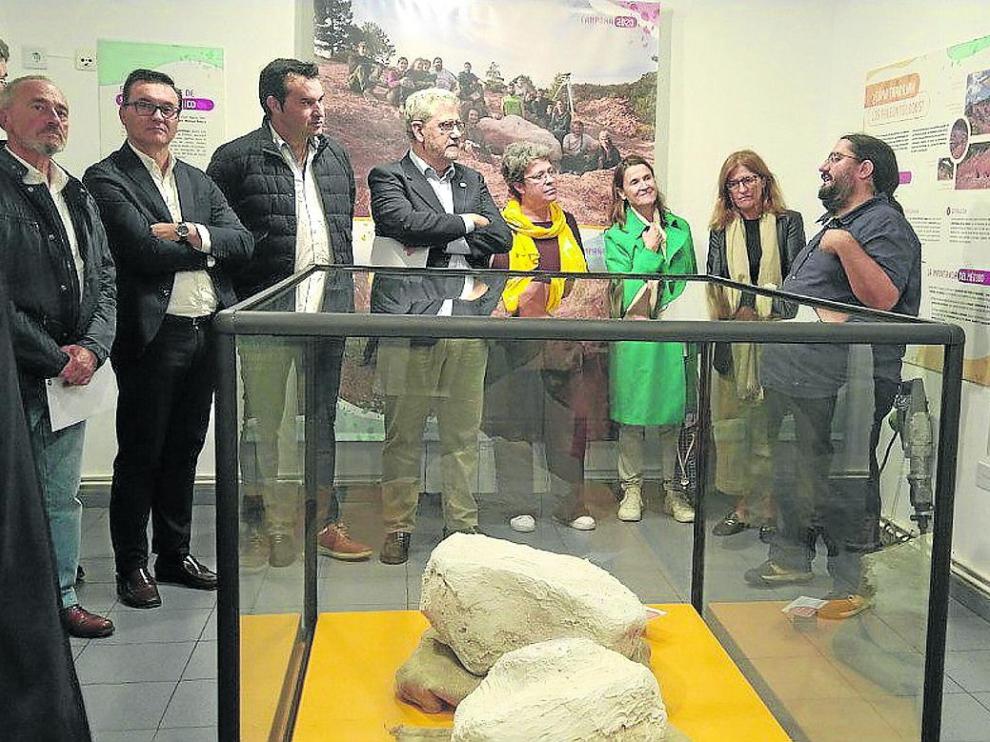 Autoridades asistentes a la inauguración del laboratorio paleontológico atienden a las explicaciones.
