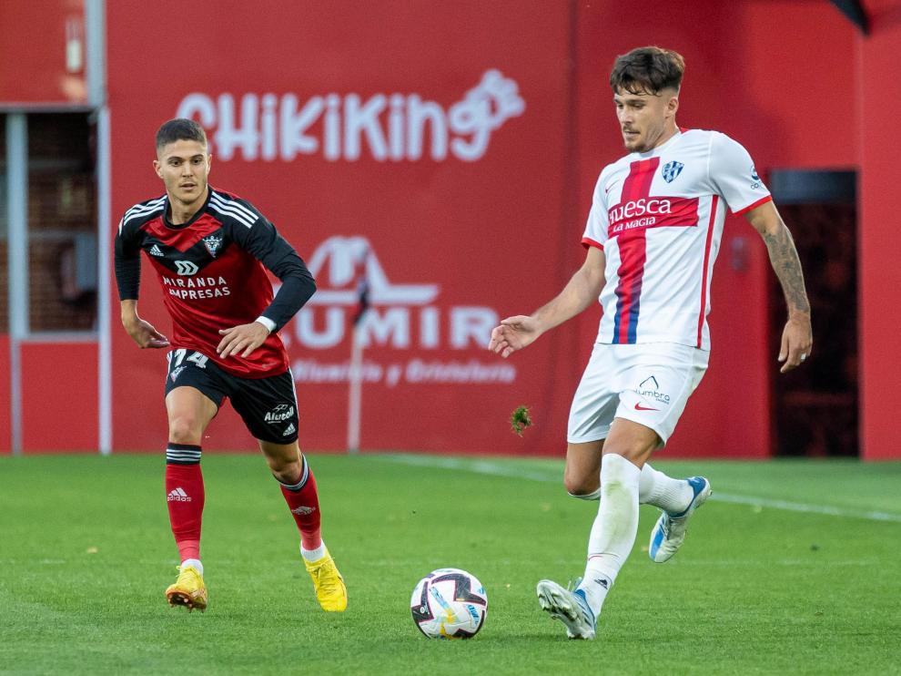 Andrei Ratiu, goleador en el día de hoy, durante una acción del partido.