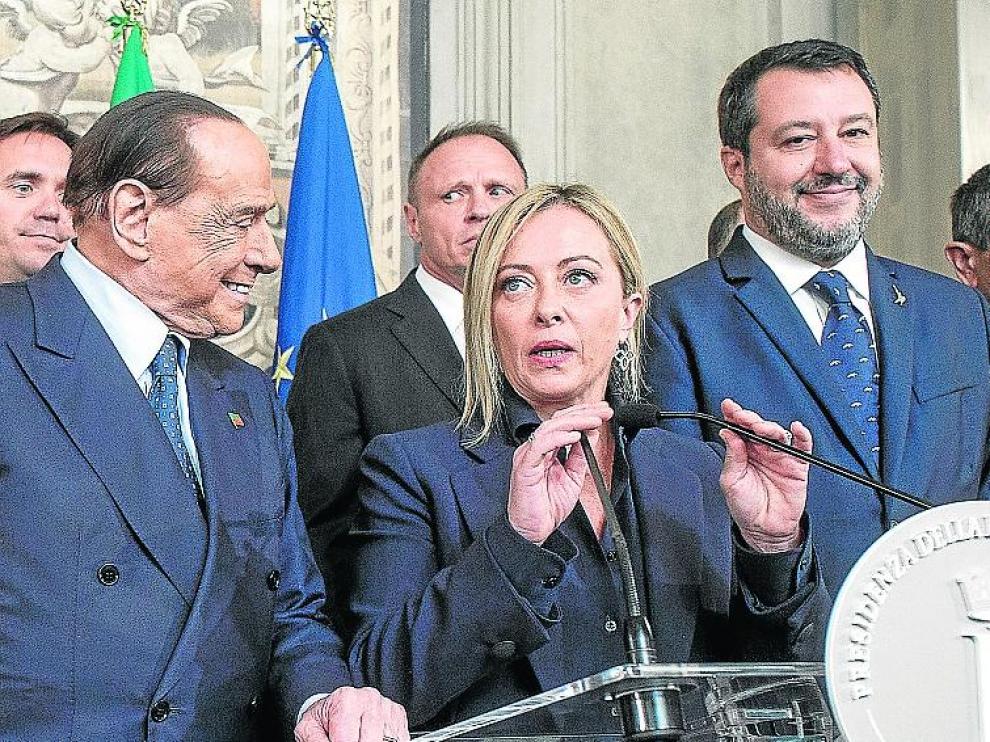 Meloni, ayer entre Berlusconi (izquierda) y Salvini (derecha).