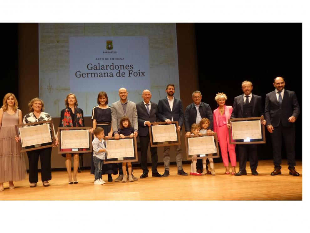 Foto de familia de premiados y autoridades.