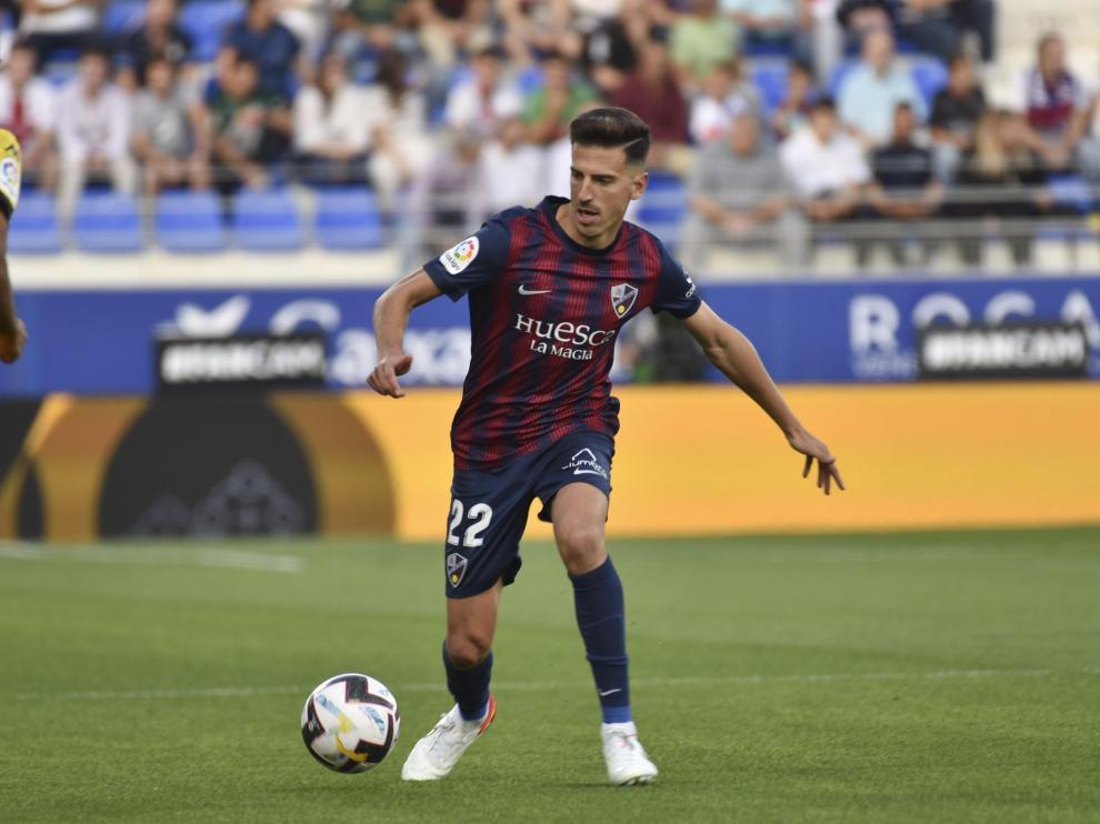 Juan Carlos Real conduce un balón en el partido contra el Lugo.