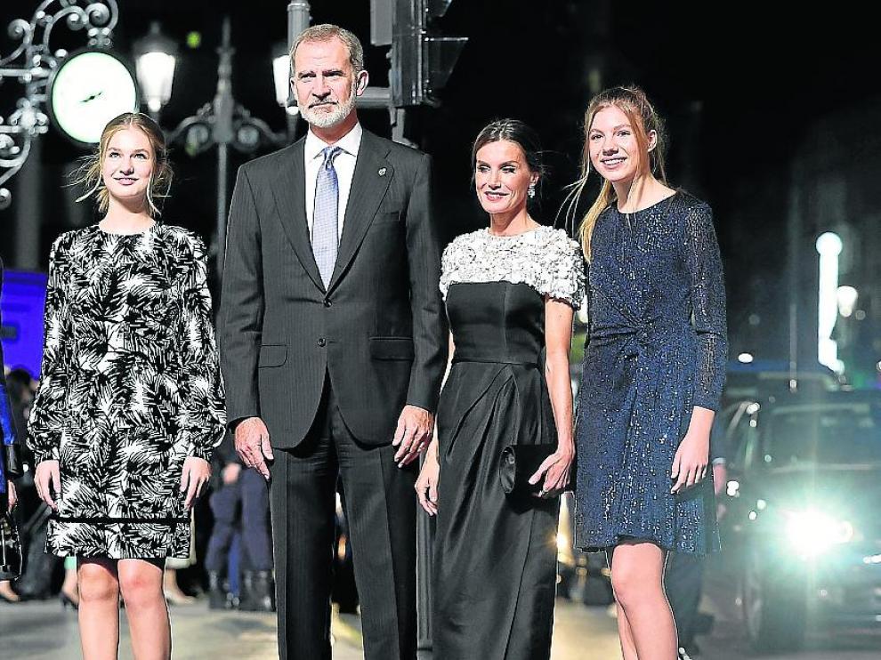 La reina emérita Sofía, Leonor, Felipe, Letizia y la infanta Sofía, a su llegada a la gala.