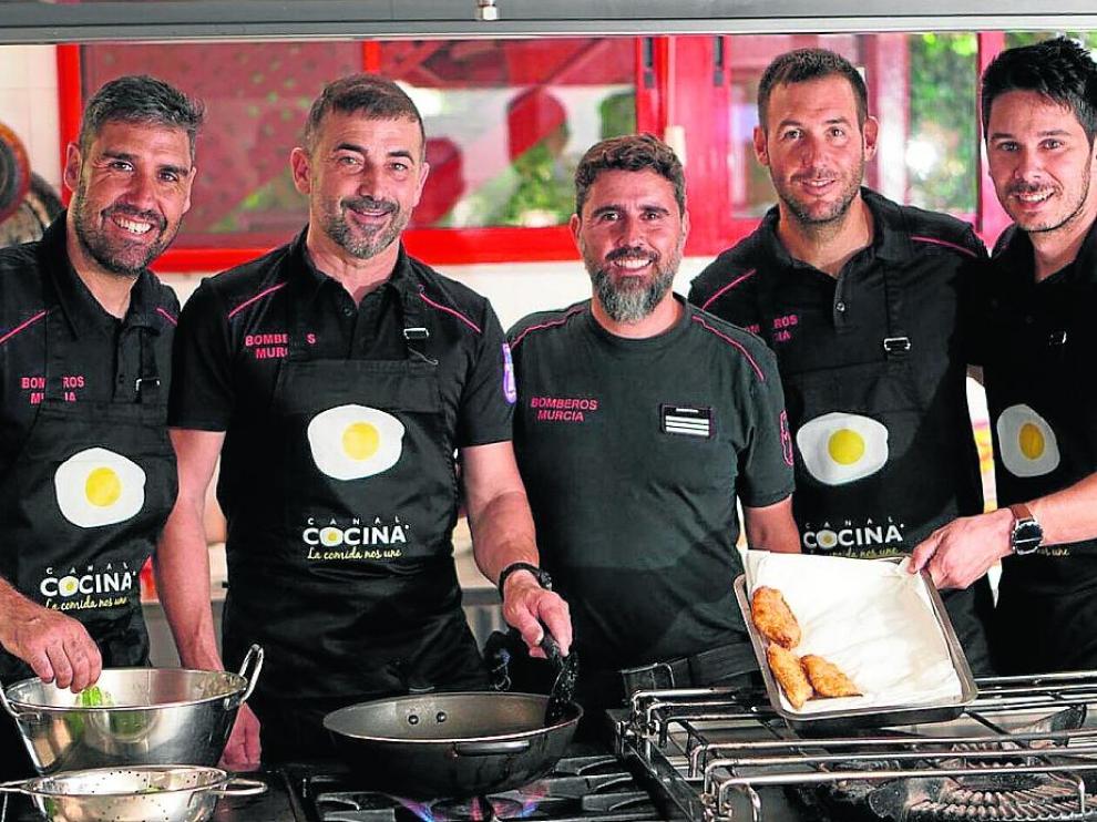 Los Bomberos de Murcia protagonizan un programa gastronómico en Canal Cocina.