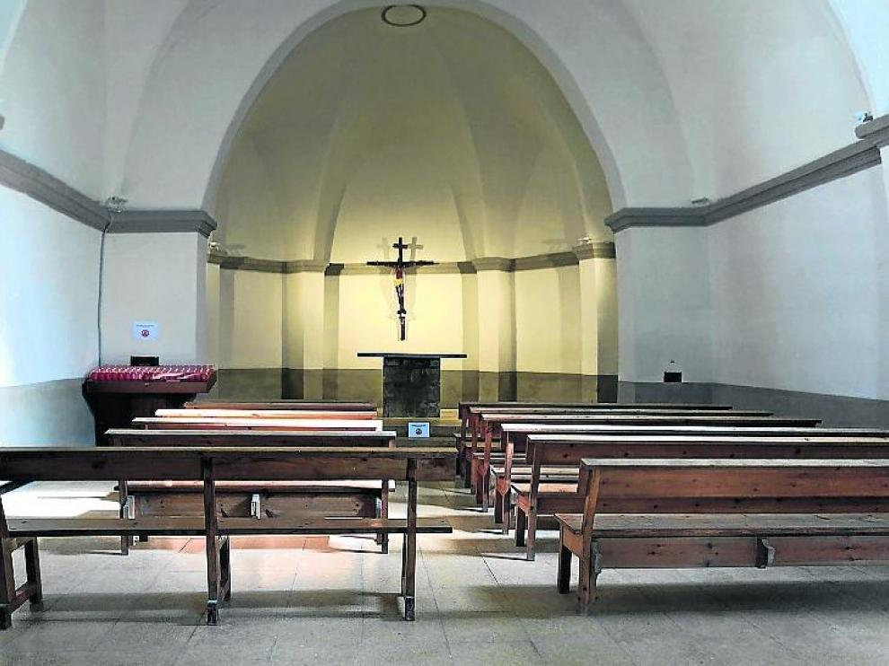 Aspecto que presenta el interior de la iglesia del cementerio de Barbastro tras su mejora.