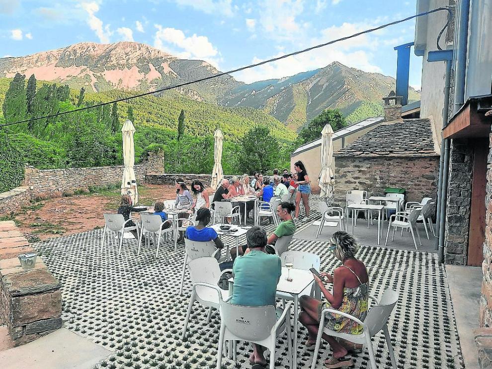 Terraza de “Casa Lardiés”, en donde se encuentra el exterior del horno de pan, al fondo a la derecha.