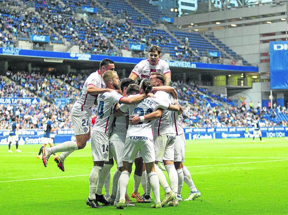 Los jugadores de la SD Huesca celebran el tanto de Carrillo en El Tartiere en la única victoria a domicilio hasta el momento.