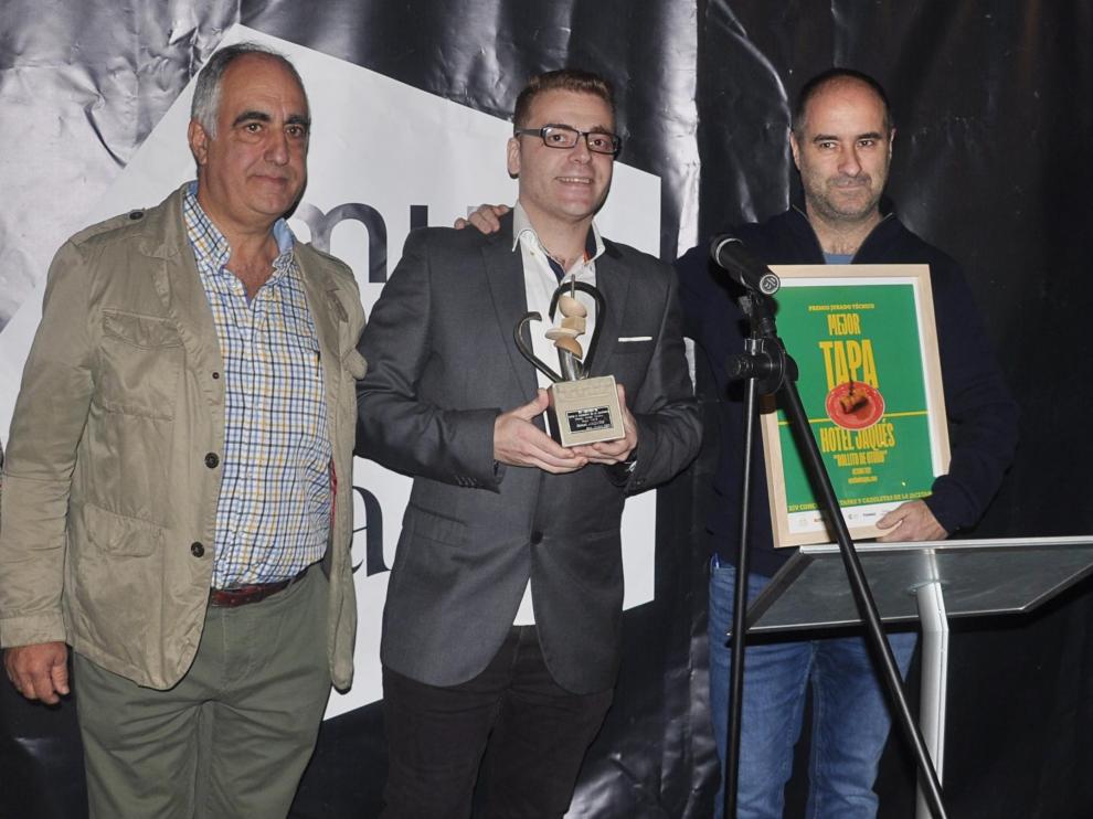 Alberto José Sánchez (en el centro) y Antonio Sarsa (a la izquierda), al recoger el premio del jurado a la mejor tapa.
