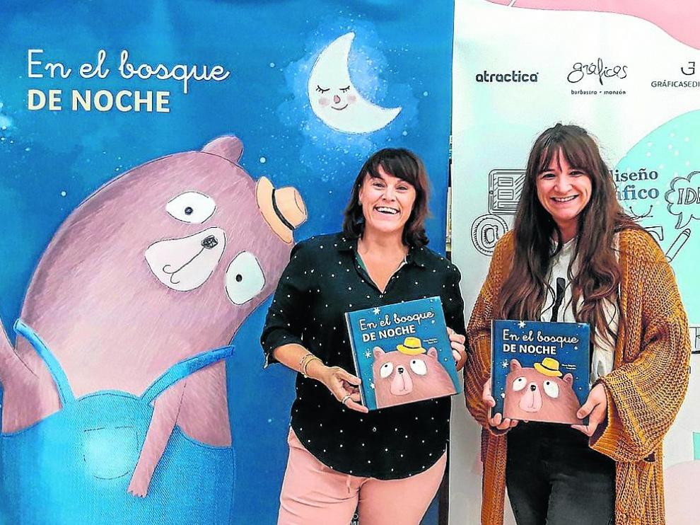 María Sanjuán y Nerea Mur posan con el cuento que han publicado.