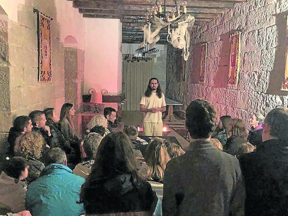 Mariano Lavida en su sesión de cartomagia y espiritismo en el Fuerte de Rapián, en Jaca.