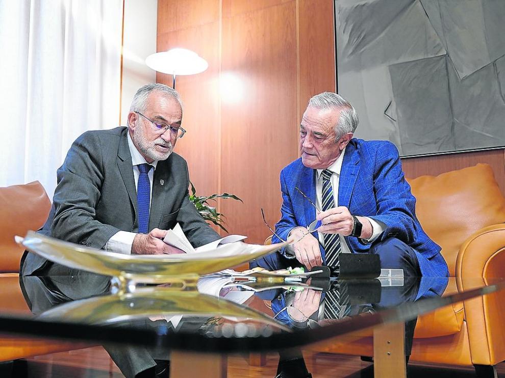 Javier González García y Javier Sada miran el informe del Justicia sobre la sanidad en el medio rural.