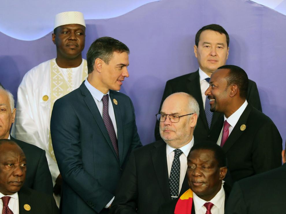 Sánchez (centro) ayer en la Cumbre del Clima, conversando con el primer ministro etíope, Abiy Ahmed.