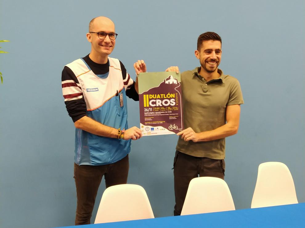 Javi González, representante de Decathlon, y Sergio Bueno, director del Duatlón Cros.