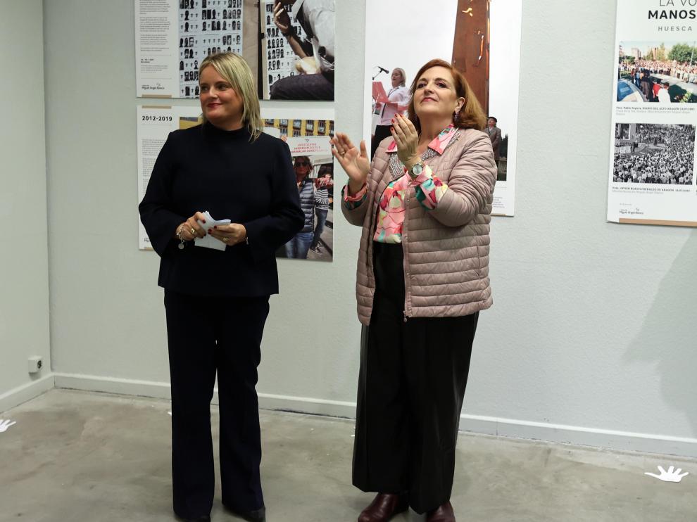 María del Mar Blanco y Cristina Cuesta, ayer en la inauguración de “La voz de las manos blancas”