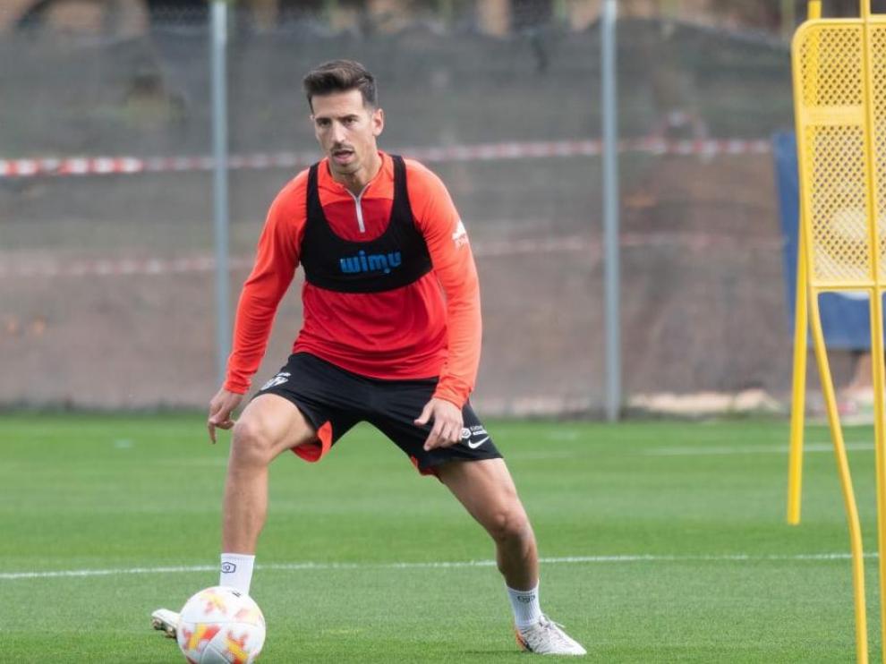 Juan Carlos Real controla el balón en el entrenamiento de ayer.