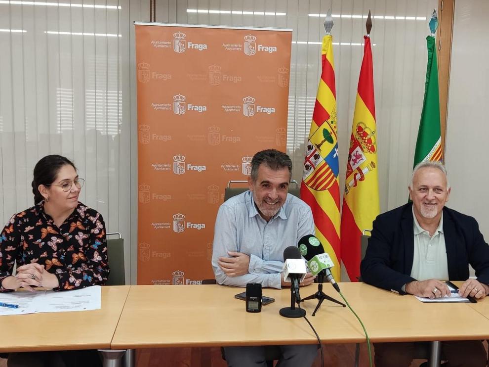 Idoia Moreno, responsable de la Oficina de Turismo; el Alcalde de Fraga, Santiago Burgos; y el Concejal de Ferias, Javier Catalán en la presentación de la feria.