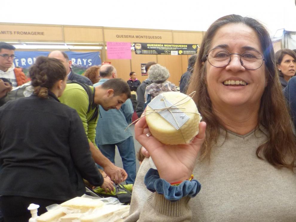 Elena Uzcategui muestra uno de sus quesos en la pasada edición de la Feria de Otoño de Biescas.