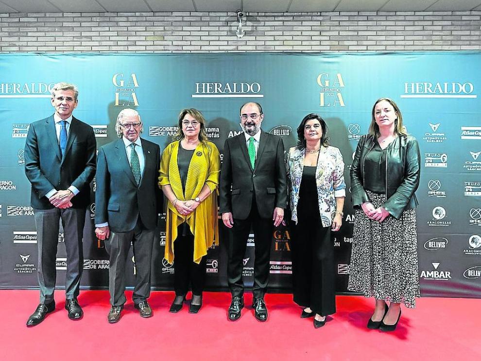 Mikel Iturbe, Fernando de Yarza Mompeón, Rosa María Serrano, Javier Lambán, Paloma de Yarza López-Madrazo y María Rodrigo, momentos antes de la gala.