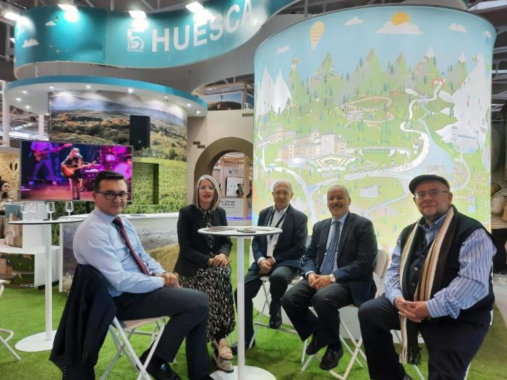 Roque Vicente en el stand de la provincia de Huesca.