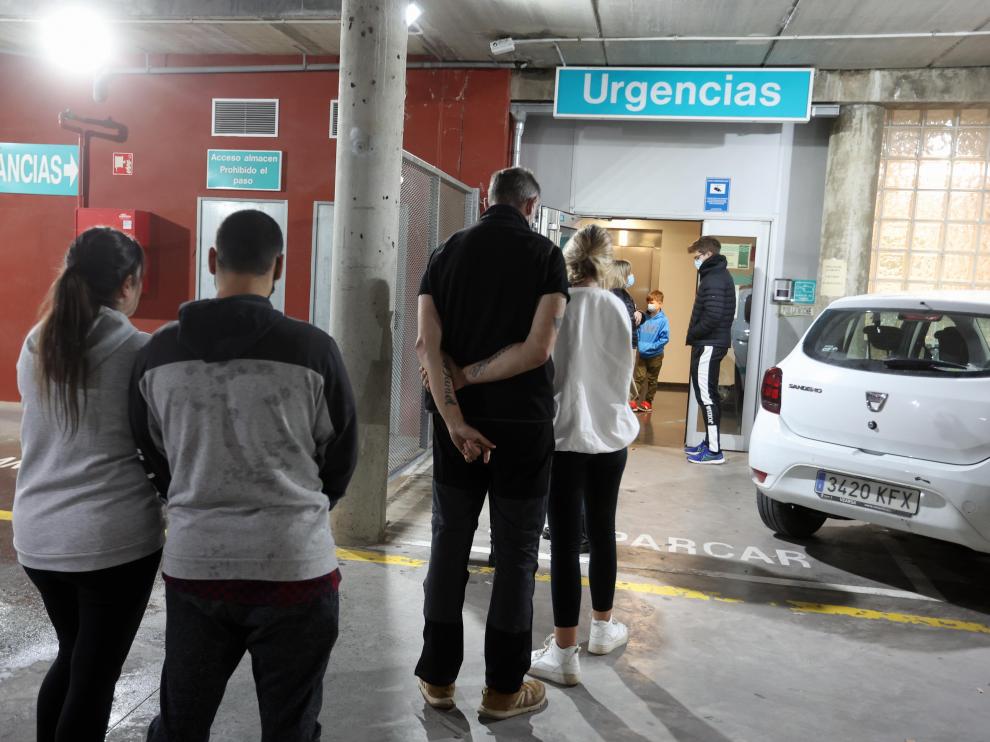 Larga fila en urgencias del centro de Salud Pirineos