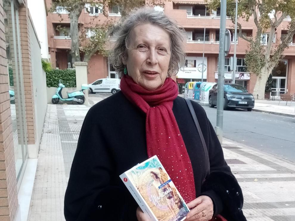 María Pilar Cavero con su última novela.