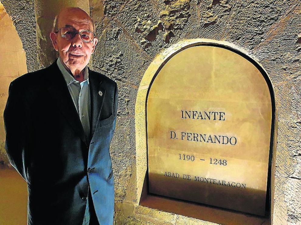 Félix Generelo, junto a la tumba del infante don Fernando, en San Pedro el viejo.
