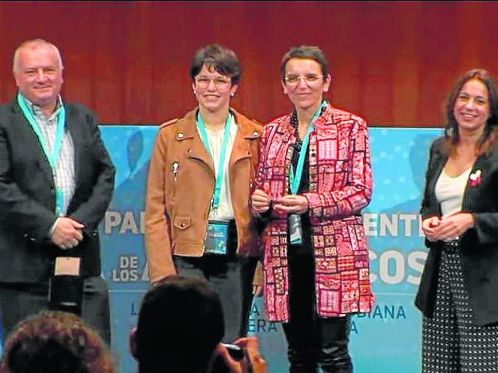Pilar Fumanal, tercera por la izquierda, en el acto de entrega del premio.
