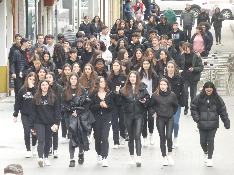 Una "marea negra" de jóvenes ha tomado las calles de Barbastro