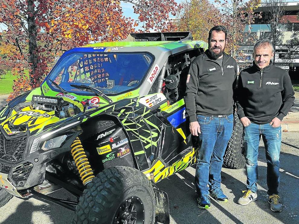 Themis López y Joan Font, junto al vehículo con el que disputarán el Dakar entre diciembre y enero.