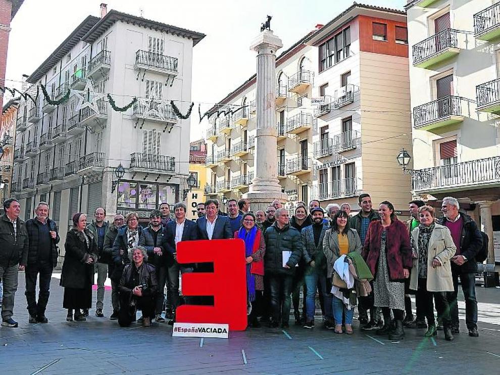 Participantes de la Federación de la España Vaciada en el encuentro que mantuvieron este domingo en Teruel.