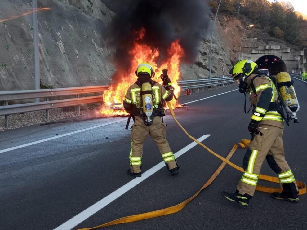 Los bomberos del parque de Sabiñánigo han extinguido las llamas.