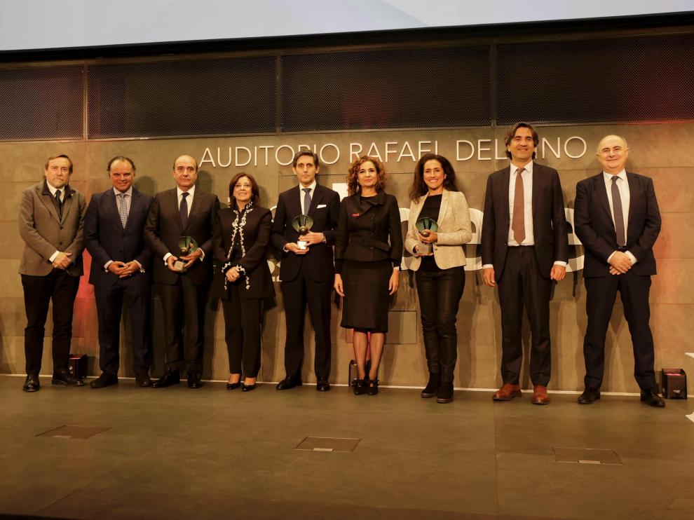Foto de familia de premiados y autoridades.