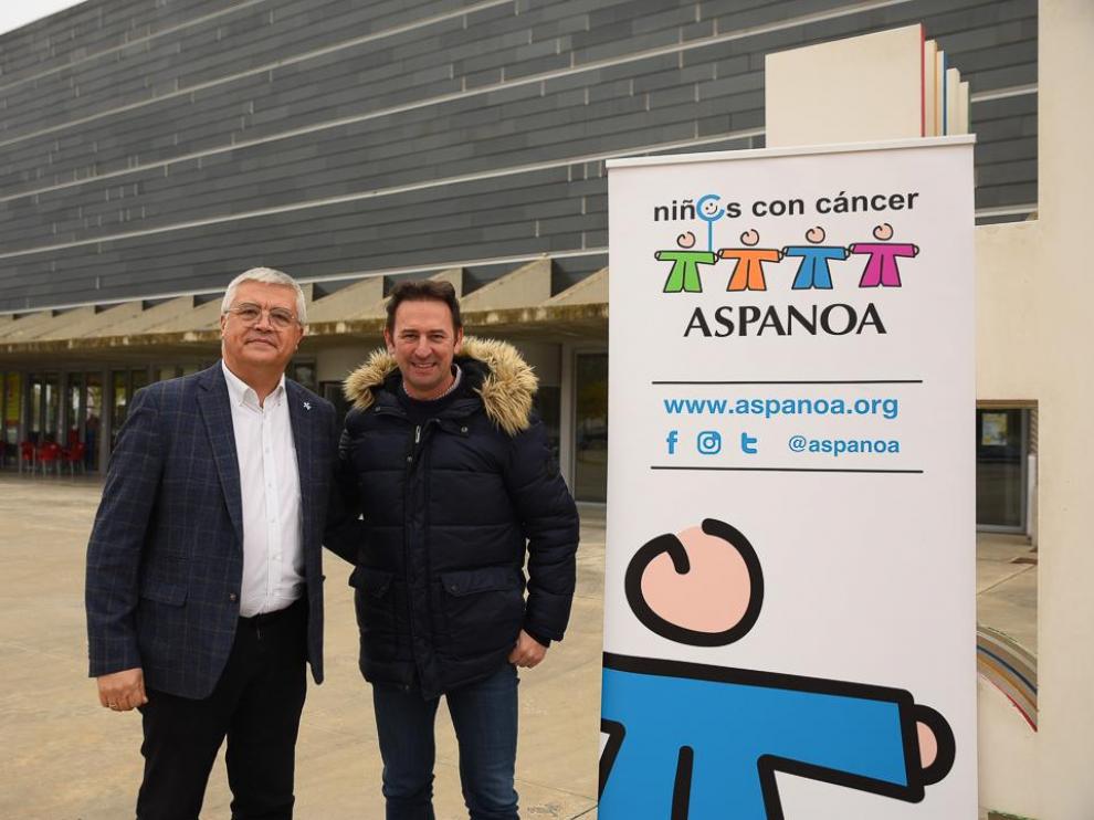 Juan Carlos Acín y Roberto Ciria, posando con el cartel de la gala.