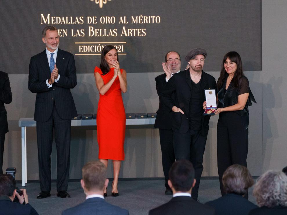 Los Reyes de España y el ministro Iceta aplauden al grupo Amaral.