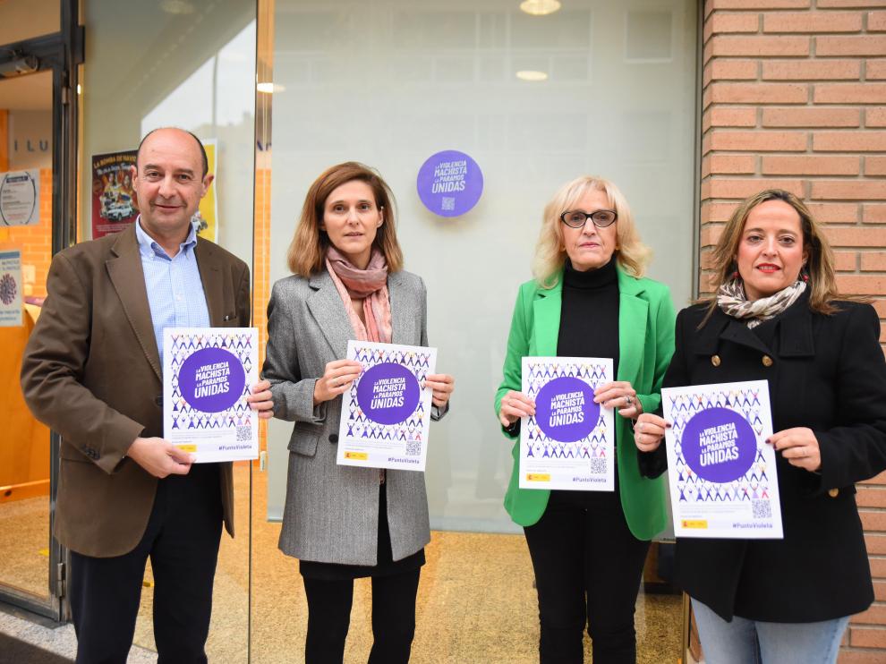 Ignacio Viñuales, Elena Puértolas, Silvia Salazar y Carmen García, tras la colocación del distintivo.
