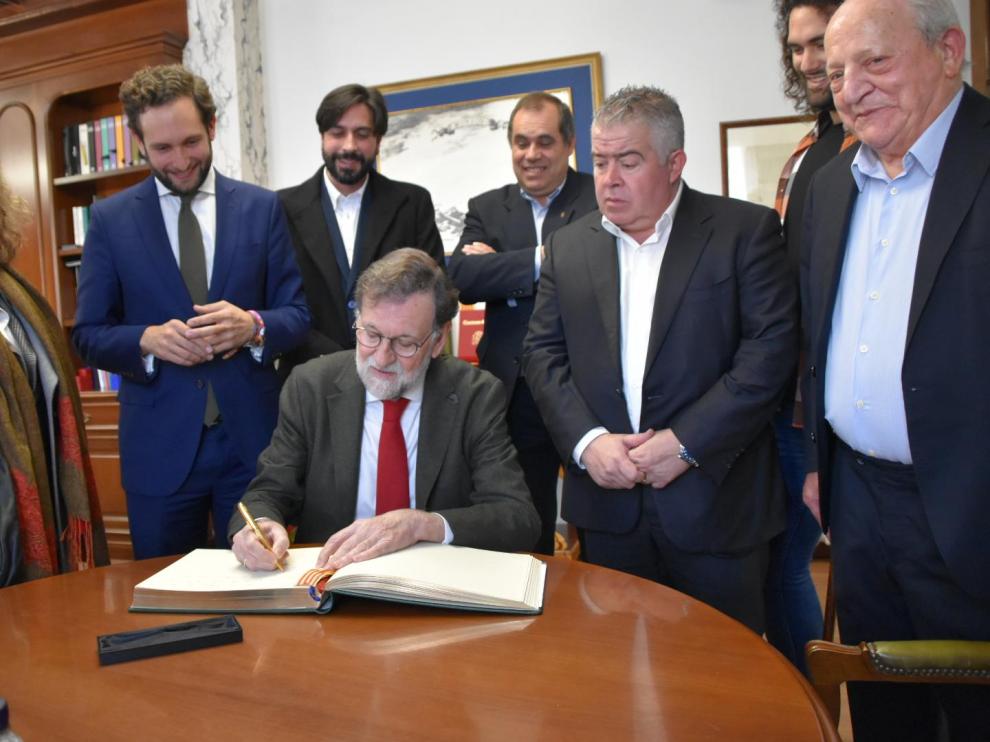 Rajoy durante la firma en el Libro de Honor